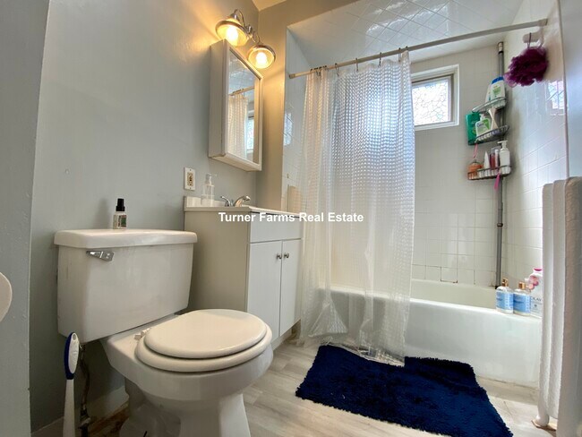 106 W Adams St, Unit 1st floor in Somerville, MA - Foto de edificio - Building Photo
