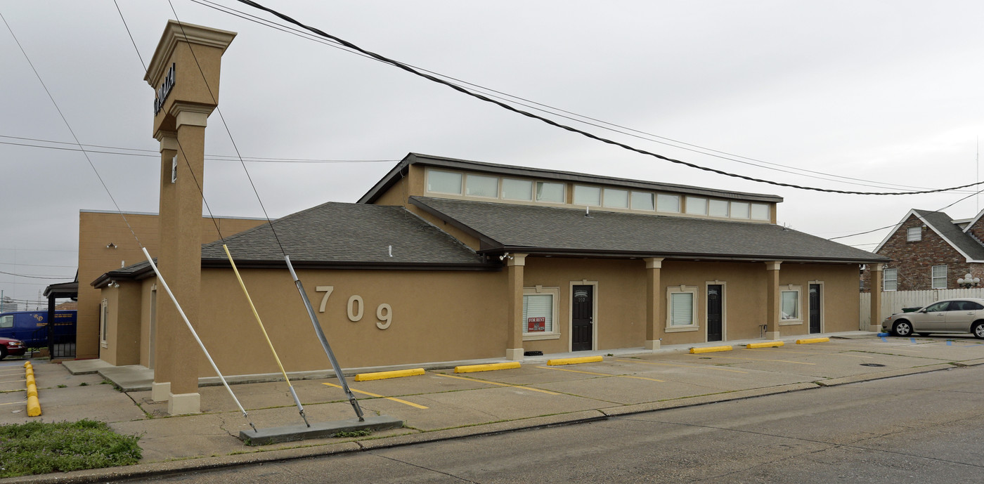 709 W Genie St in Chalmette, LA - Foto de edificio