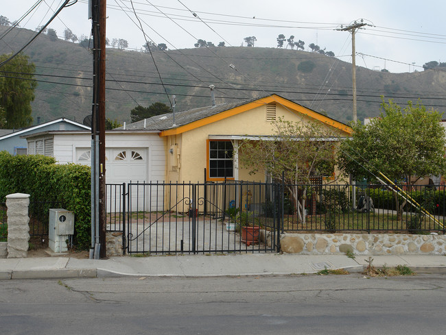 1218 Olive St in Ventura, CA - Foto de edificio - Building Photo