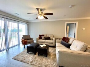 30 Westwood Dr in Westbury, NY - Building Photo - Building Photo