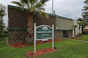 Rosewood Garden Apartments in Sacramento, CA - Building Photo