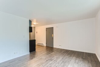 Woodland Walk in Seattle, WA - Building Photo - Interior Photo