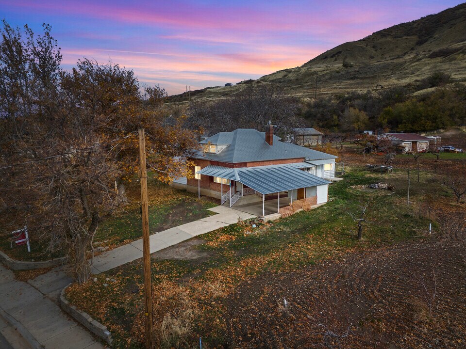 106 N Mountain Rd in Fruit Heights, UT - Building Photo
