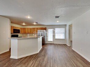 2207 Shady Pine Dr in Conroe, TX - Building Photo - Building Photo