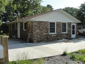 2 Greer Ct in Charlotte, TN - Building Photo