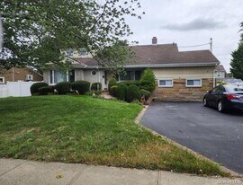 67 Unqua Rd in Massapequa, NY - Building Photo