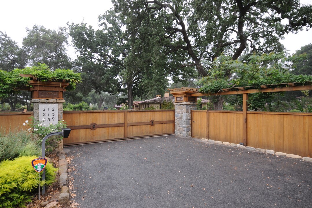 212-261 Oak Glen Ave in Ojai, CA - Building Photo