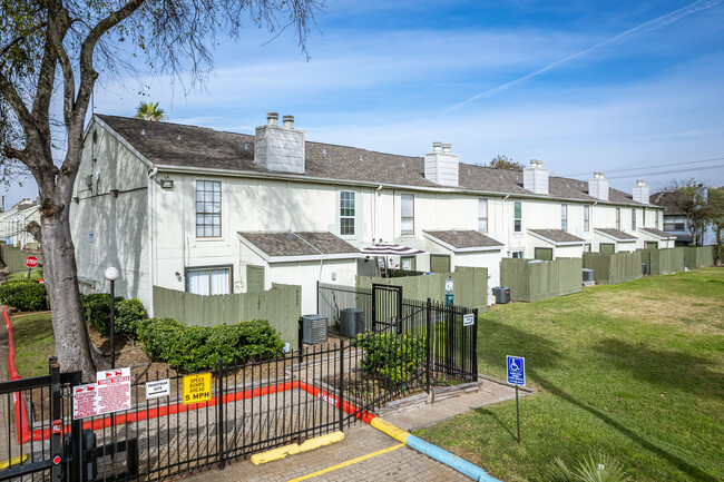 Catalyst Las Palmas Condos in Houston, TX - Building Photo - Building Photo