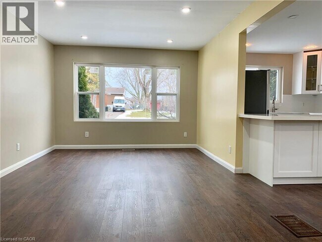 5 Michael Ave in Hamilton, ON - Building Photo - Building Photo