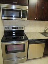 220 SW 9th Ave in Hallandale Beach, FL - Foto de edificio - Building Photo