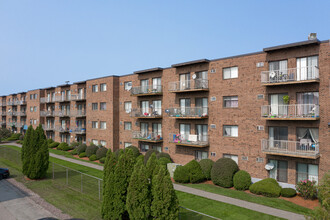 Carlyle House Apartments in Revere, MA - Building Photo - Building Photo