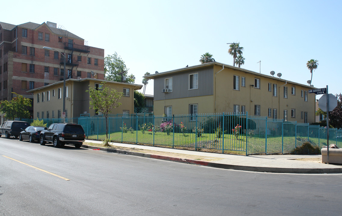 2720 San Marino St in Los Angeles, CA - Building Photo