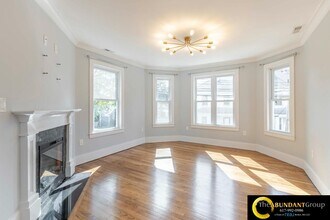 66 Calvary St, Unit A in Waltham, MA - Foto de edificio - Building Photo