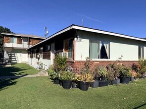 15247 Acre St in North Hills, CA - Foto de edificio - Building Photo