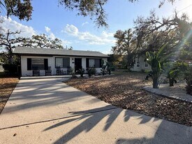 2440 Hillview St in Sarasota, FL - Building Photo