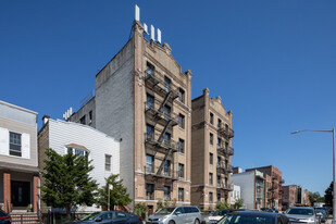 32-32 34th Street in Long Island City, NY - Foto de edificio - Building Photo