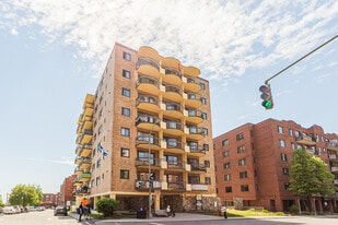 Hillside House in Westmount, QC - Building Photo