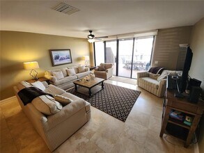 6290 Bahia Del Mar Cir N, Unit 3 in St. Petersburg, FL - Foto de edificio - Building Photo