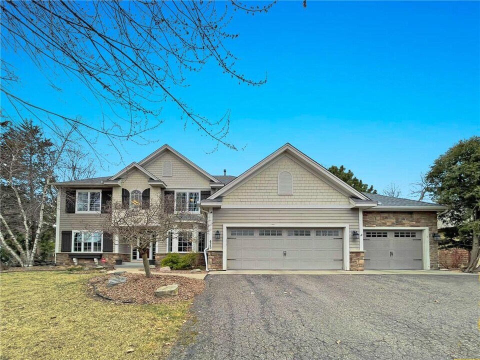 6560 Shadow Ln in Chanhassen, MN - Building Photo