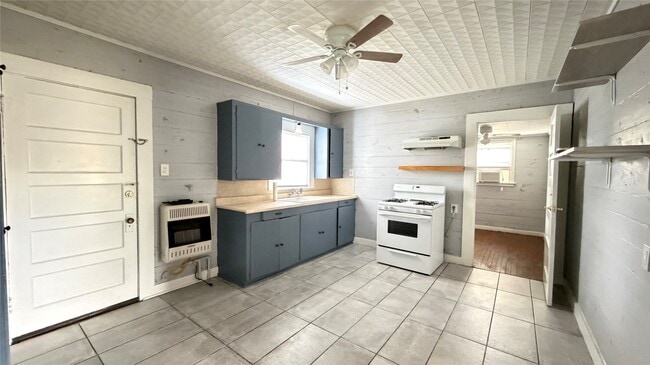 102 Beauregard St in Alvin, TX - Building Photo - Building Photo