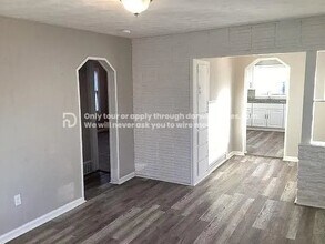 6833 Walrond Ave in Kansas City, MO - Foto de edificio - Building Photo