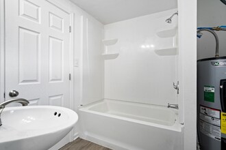 102 S West St in Alexandria, IN - Foto de edificio - Building Photo