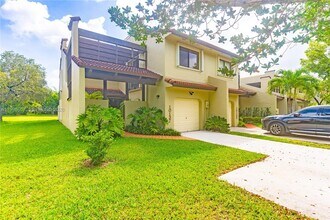 10137 Costa Del Sol Blvd in Doral, FL - Building Photo - Building Photo