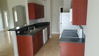 547 Kingsbury Ln in Lehigh Acres, FL - Building Photo - Building Photo