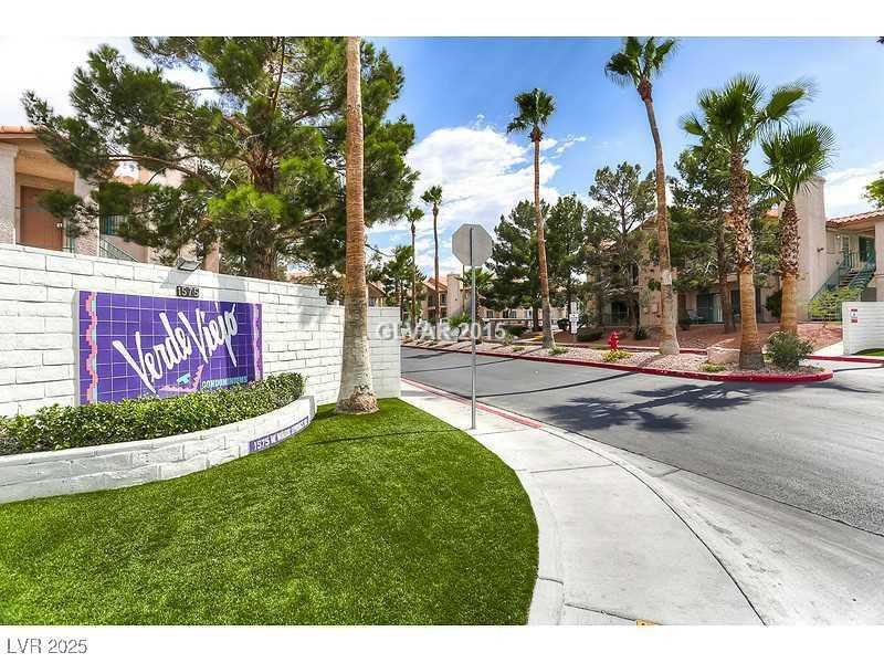 1575 W Warm Springs Rd in Henderson, NV - Foto de edificio