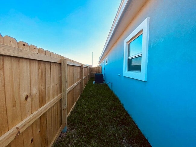 300 W Saint Helena Ave, Unit 1 in Edinburg, TX - Building Photo - Building Photo