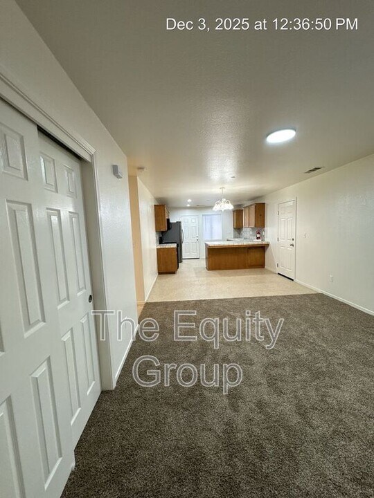 2132 W Lark Ave in Visalia, CA - Building Photo