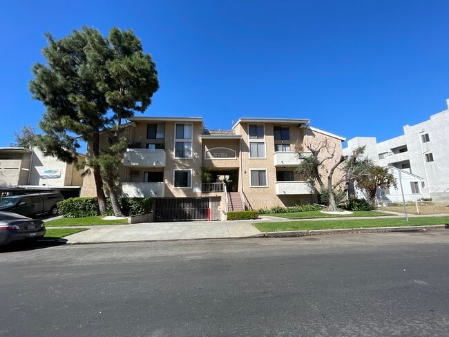 3725 Glendon Ave, Unit 204