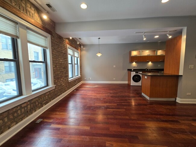 1360 W Estes Ave, Unit Sun-Drenched 1BR Condo wi in Chicago, IL - Building Photo - Building Photo