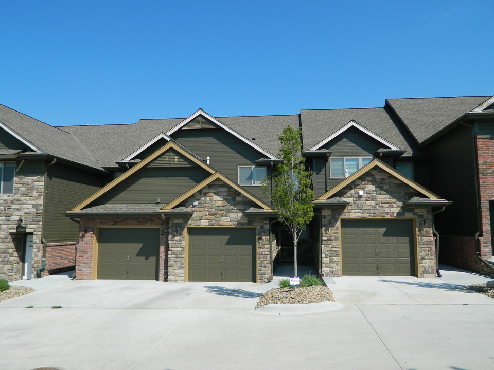 Bellbrook Townhome Apartments in Gretna, NE - Building Photo