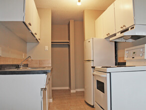 Aspen Apartments in Edmonton, AB - Building Photo - Building Photo