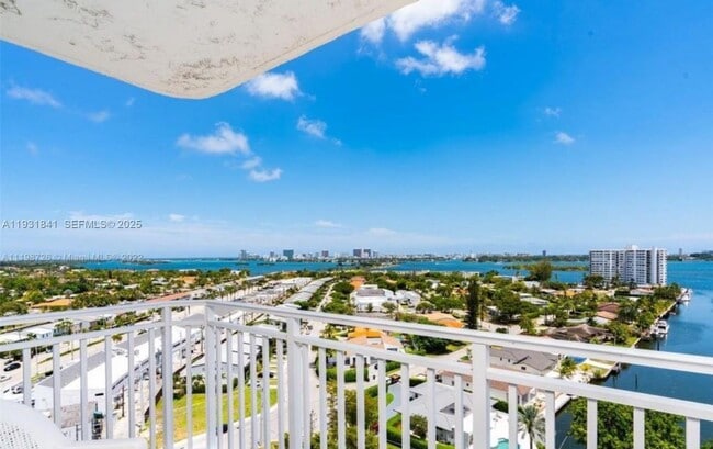 2150 Sans Souci Blvd in North Miami, FL - Foto de edificio - Building Photo