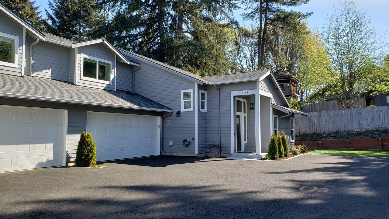 418 N 4th Ave SW in Tumwater, WA - Foto de edificio