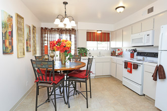 Meadowbrook Apartments in Fresno, CA - Building Photo - Interior Photo