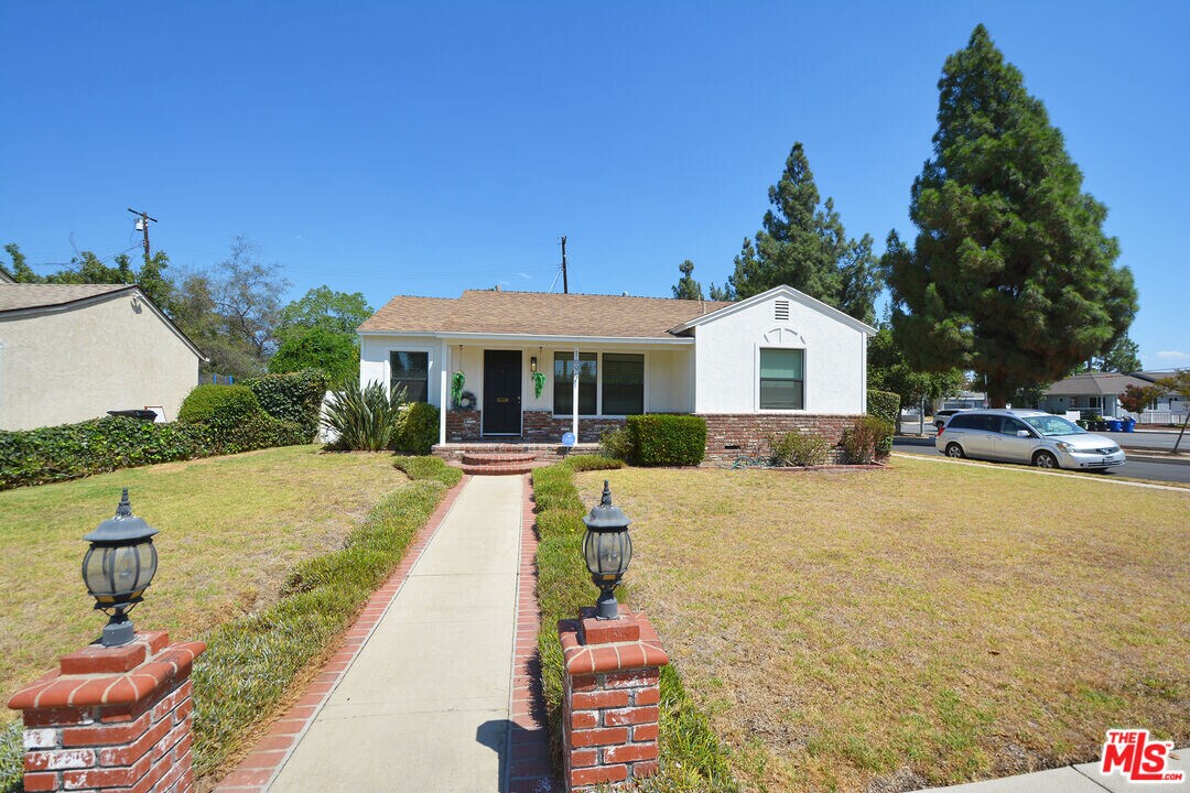 16901 Hart St in Los Angeles, CA - Building Photo