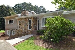 1375 Nelms Dr in Decatur, GA - Building Photo