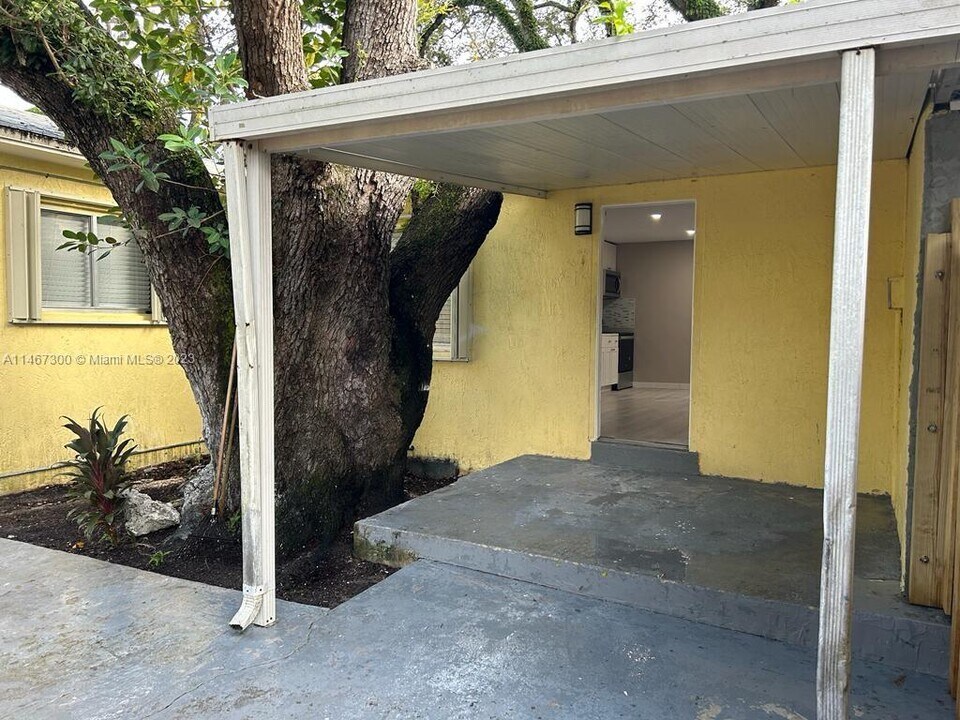 987 NE 131st St-Unit -2 in North Miami, FL - Foto de edificio