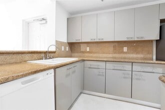 6670 NW 114th Ave in Doral, FL - Building Photo - Building Photo