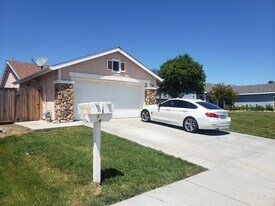 2380 Paradise Dr in Hollister, CA - Building Photo