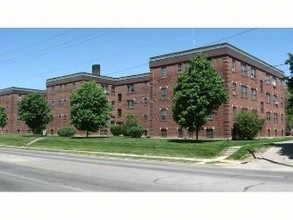 Butler Place in Indianapolis, IN - Foto de edificio - Building Photo