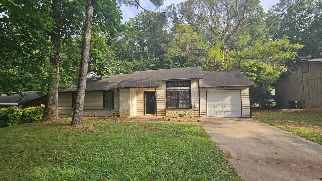 2416 Newgate Dr in Decatur, GA - Building Photo