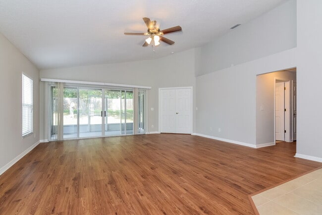 622 Wave Crest Cir in Valrico, FL - Foto de edificio - Building Photo