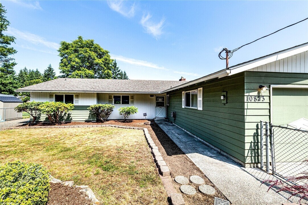 10823 35th Ave SE in Everett, WA - Building Photo