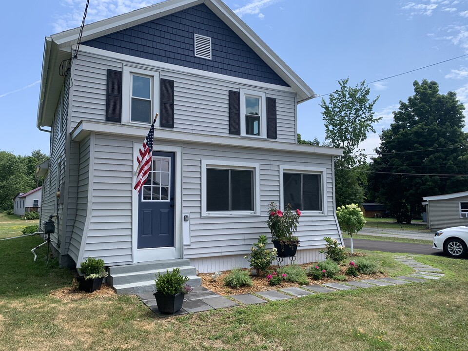 31 Main St in Ballston Lake, NY - Foto de edificio