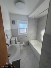 6 Oakwood Pl in North Brunswick, NJ - Building Photo - Building Photo