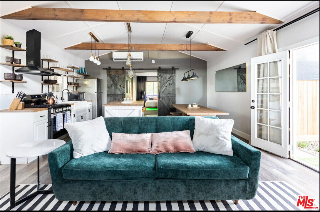 6512 Coldwater Canyon Ave in Los Angeles, CA - Building Photo